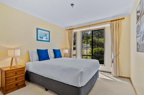 um quarto com uma cama grande e uma janela em Omaroo Cottage Bruny Island em Alonnah
