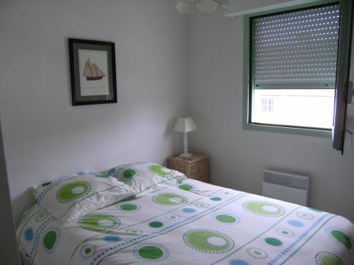 - une chambre avec un lit doté d'un couvre-lit à bascule dans l'établissement Appartement T2 cabine à 2 min de la plage avec parking privatif à Fort-Mahon - FR-1-482-6, à Fort-Mahon-Plage