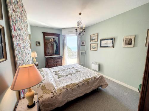 - une chambre avec un lit doté d'une fenêtre et d'une lampe dans l'établissement Magnifique appartement en front de mer avec parking et Wi-Fi à Granville - FR-1-361-516, à Granville