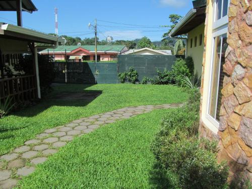 Un jardín fuera de Marfi Inn