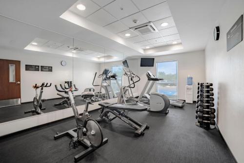a gym with treadmills and exercise bikes in a room at City Express by Marriott Salina Cruz in Salina Cruz
