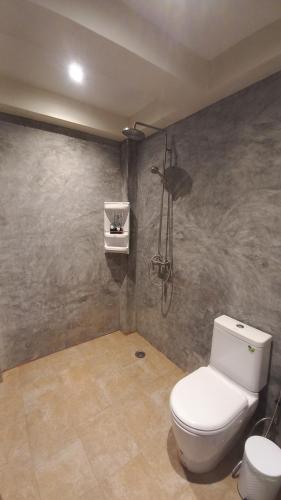 La salle de bains est pourvue d'une douche et de toilettes. dans l'établissement Taoruna Villa, à Koh Tao