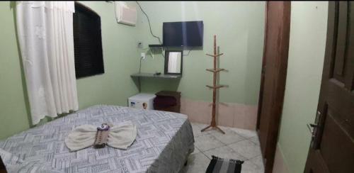 Un pat sau paturi într-o cameră la Suítes Pouso do Sol