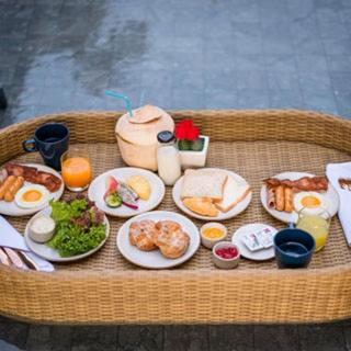 Makanan di atau berdekatan resort