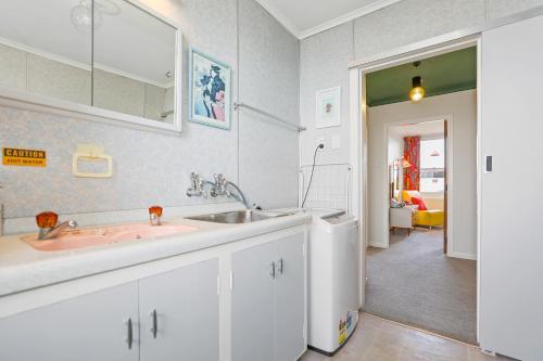 羅托魯阿的住宿－#9 Dream，白色的浴室设有水槽和镜子