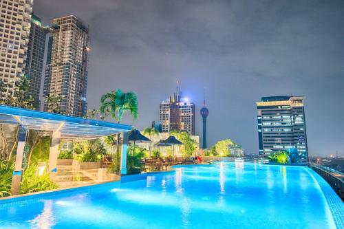 Bazén v ubytování Super Luxury 2 BR Apartment in Five Star Colombo City Centre nebo v jeho okolí