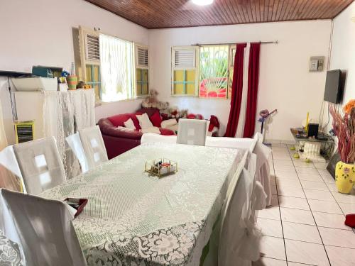VILLA JASON في Ducos: غرفة معيشة مع طاولة وأريكة