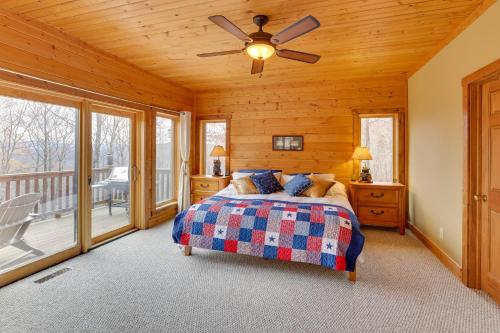 Un pat sau paturi într-o cameră la Idyllic Slaty Fork Home with Game Room, Deck and Views