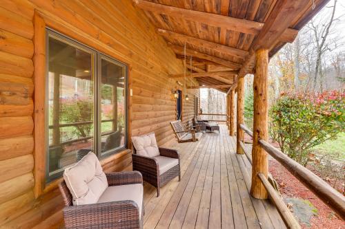 Χώρος καθιστικού στο Game Room, Deck and Views Idyllic Slaty Fork Cabin