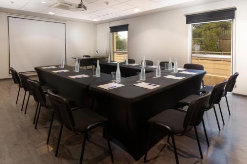 a large conference room with a long table and chairs at City Express by Marriott Santiago Aeropuerto in Santiago