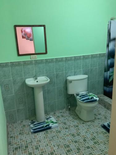 a bathroom with a toilet and a sink at LA DOLCE VITA FRANCOPHONE in Estelí