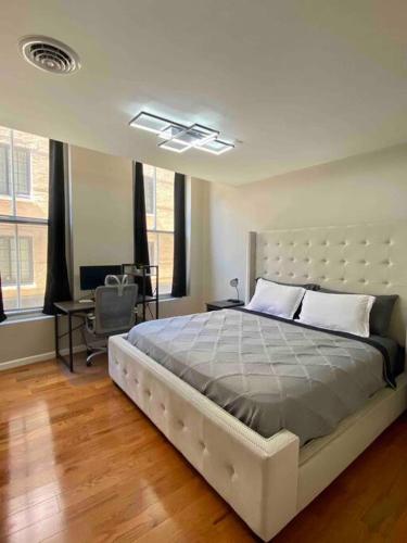 a bedroom with a large bed and a desk at Downtown Albany 2 Bedroom + Workstation @ The Mark in Albany