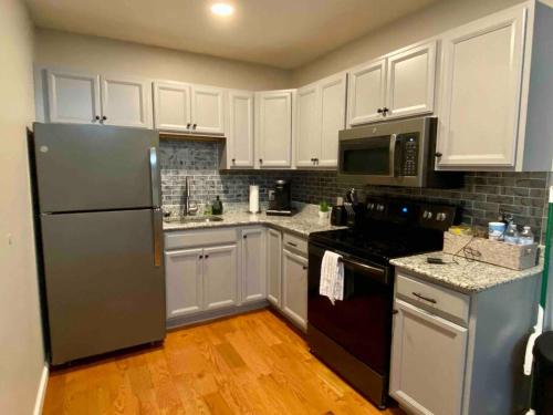 Nhà bếp/bếp nhỏ tại Downtown Albany 2 Bedroom + Workstation @ The Mark