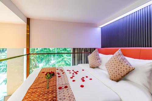 Un dormitorio con una cama con rosas. en Yunga Yee Tsui Apartments云嘉倚翠公寓, en Guangzhou