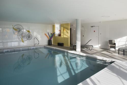 una gran piscina en un edificio en Domitys La Clef des Champs en Poitiers