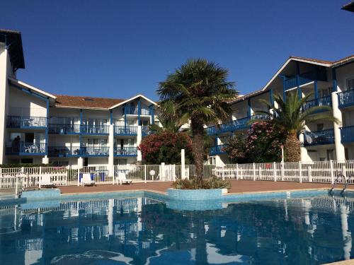 a swimming pool in front of a resort at Résidence Mer & Golf Fort Socoa in Urrugne
