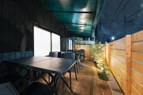 大阪市にあるOKINI HOTEL nambaのレストランのテーブルと椅子