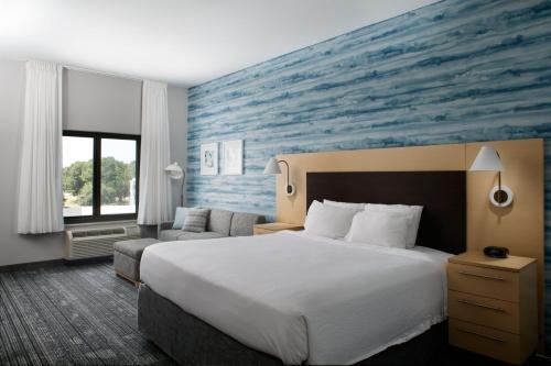 Letto o letti in una camera di TownePlace Suites by Marriott Savannah Airport