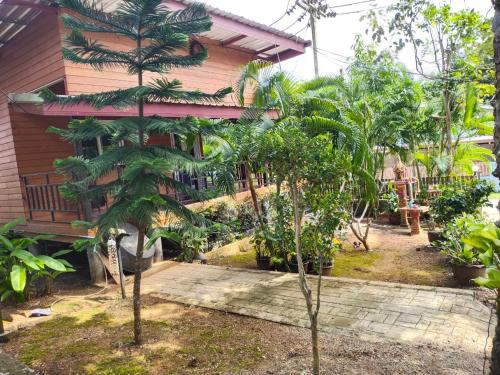 Taman di luar Palm Tian Homes A20