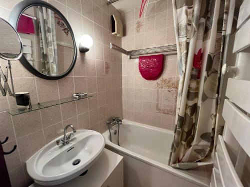 une salle de bain avec un lavabo, une baignoire et un miroir dans l'établissement Châtel, apt 2p, 4 pers, balcon, ski, parking - FR-1-198-260, à Châtel