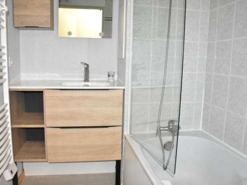 une salle de bain avec un lavabo et une douche dans l'établissement Appartement cosy avec balcon, parking et piscine à 300m du centre et 500m des pistes - FR-1-464-223, à Pralognan-la-Vanoise