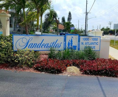 um sinal de rua para janderisks em um jardim em Sandcastles Condominium Complex em Cocoa Beach