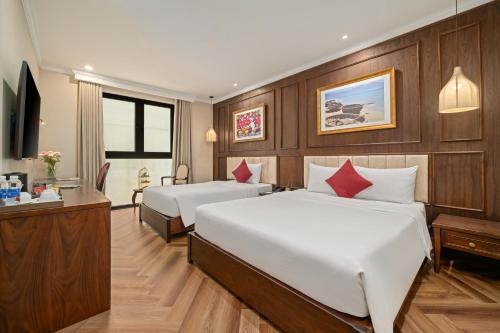 Voodi või voodid majutusasutuse Golden Lotus Luxury Hotel Danang - Complimentary Daily Afternoon Tea toas