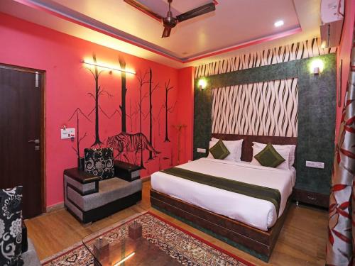 - une chambre avec un grand lit aux murs rouges dans l'établissement Hotel Rana jaisalmer, à Jaisalmer