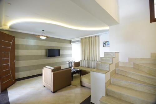 a lobby with a staircase and a waiting room at Palm Djerba Suites in Mezraya
