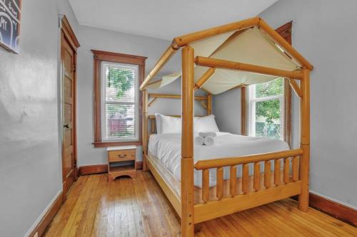 1 dormitorio con cama con dosel en una habitación en Park Place Suites, en Buffalo