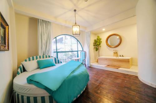 大叻的住宿－Lacasa May，一间卧室配有一张床,浴室设有浴缸