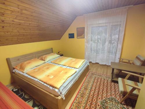 Tempat tidur dalam kamar di Holiday home in Balatonszarszo 45813