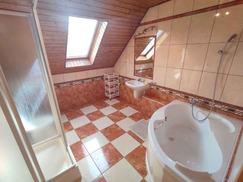 Kúpeľňa v ubytovaní Holiday home in Balatonszarszo 45813