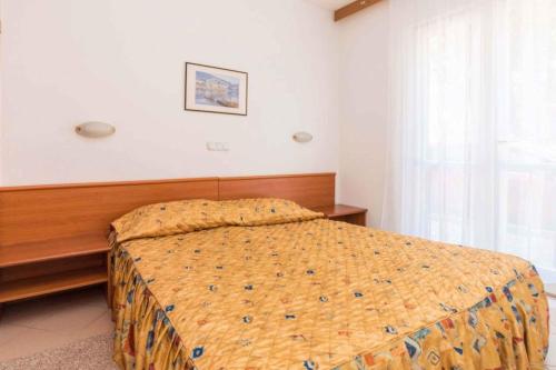 1 dormitorio con 1 cama con cabecero de madera en Apartments in Umag - Istrien 11902 en Umag