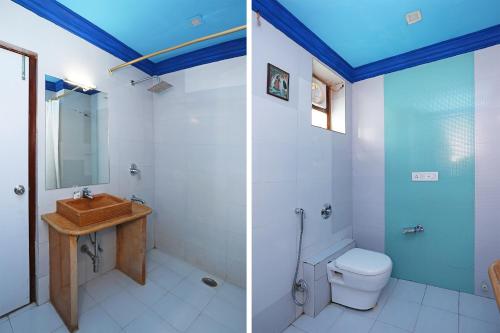 - deux photos d'une salle de bains avec toilettes et lavabo dans l'établissement Hotel Rana jaisalmer, à Jaisalmer