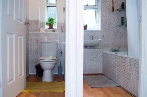 ein Bad mit einem WC und einem Waschbecken in der Unterkunft Quiet 2 Bedroom house for holiday let in Gravesend in Kent