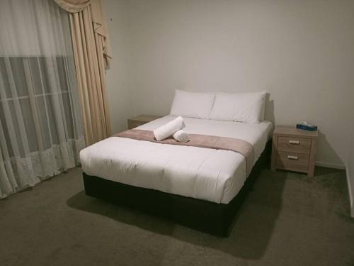 Ліжко або ліжка в номері Comfortable 3-bedroom home with two car garage