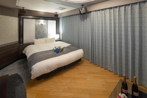 a bedroom with a bed with flowers on it at ホテル ブルジュア 久留米 Hotel Bvljua -レジャーホテル- in Kurume
