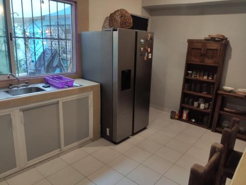 una cucina con frigorifero in acciaio inossidabile e lavandino di Corazón Abierto a Chicxulub