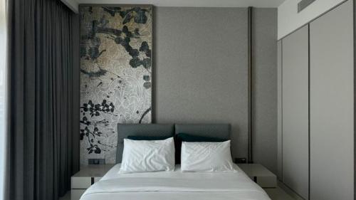 Postel nebo postele na pokoji v ubytování Sunrise Bay Dubai 1BR - The UpperKey Collection