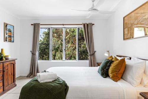 Un dormitorio blanco con una cama grande y una ventana en Twin Waters Seaside Resort Life, en Twin Waters