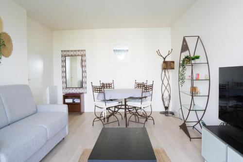 Posezení v ubytování Élégant apt avec vue Tour Eiffel & parking privé