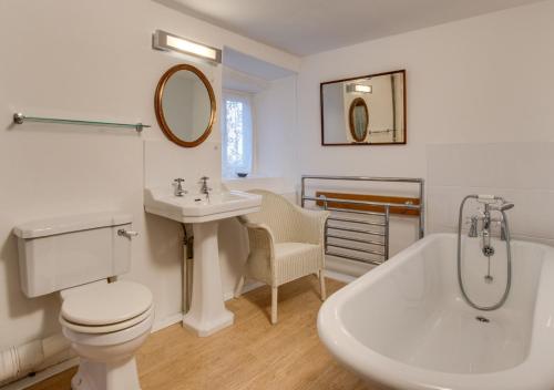 a bathroom with a toilet and a sink and a tub at Ty Capel Carmel in Llanfachreth