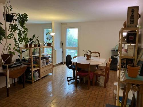 un salon avec une table et des chaises dans l'établissement Maison de ville 102m2 3 chambres, à Montigny-le-Bretonneux