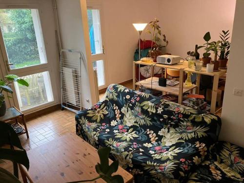 - un salon avec un canapé et une table dans l'établissement Maison de ville 102m2 3 chambres, à Montigny-le-Bretonneux