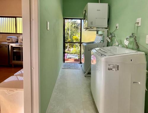 a laundry room with a washer and dryer at 与論島〜2023年10月25日にリニューアル〜ヴィラ島福家一軒家貸別荘 in Yoron