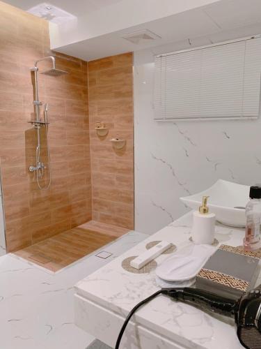 La salle de bains est pourvue d'une douche et d'un lavabo. dans l'établissement فيلا بمسبح وحديقة خاصة, à Al-Ula