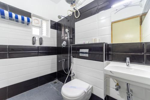uma casa de banho com um WC e um lavatório em Seethala Bed & Breakfast em Pondicherry