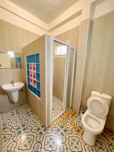 a bathroom with a toilet and a sink at เนริสารีสอร์ท เขาค้อ in Ban Khao Ya Nua