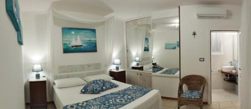 CorsanoにあるVilla Valeriaのベッドとバスルーム付きのホテルルームです。